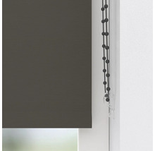 Jaluzea tip rulou gri închis cu lănțișor și clemă de siguranță pe rama ferestrei.