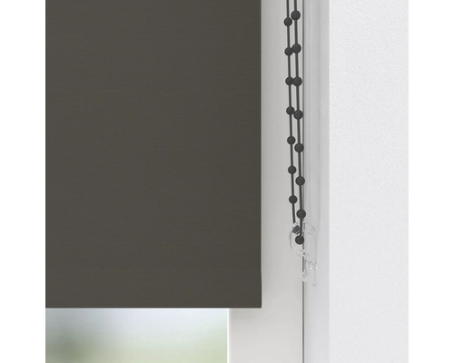 Jaluzea tip rulou gri închis cu lănțișor și clemă de siguranță pe rama ferestrei.