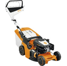 Mașină de tuns gazonul pe benzină Stihl în culorile portocaliu și alb cu coș colector și mâner reglabil.
