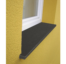 Glafuri exterioare din piatră naturală în culoarea antracit, montate pe o fațadă sub o ramă de fereastră albă.