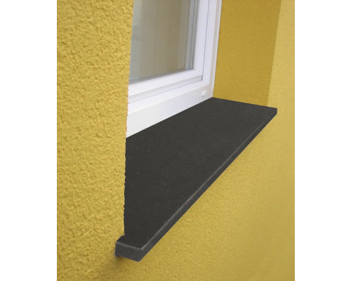 Glafuri exterioare din piatră naturală în culoarea antracit, montate pe o fațadă sub o ramă de fereastră albă.