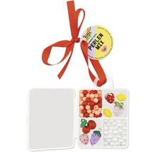 Mix de mărgele Folia Charming Fruits, set de 110 piese cu mărgele în formă de fructe și mărgele rotunde, inclusiv fundă roșie.