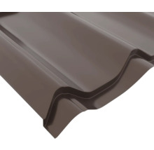 Imagine de aproape a unei plăci metalice de acoperiș de culoare maro cu profil ondulat.