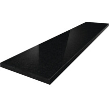 Placă din granit negru lustruit de formă dreptunghiulară.