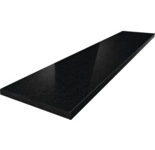 Placă de granit negru lustruit cu suprafață lucioasă pentru blaturi de lucru sau pervazuri.