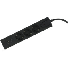 Prelungitor negru cu 3 prize, porturi USB-A și USB-C și un comutator de pornire și oprire.