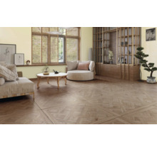 Cameră de zi luminoasă cu gresie cu aspect de lemn și model de parchet, mobilier din lemn asortat și ferestre mari cu jaluzele.