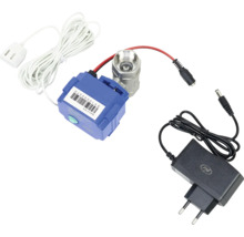 Robinet cu bilă din metal motorizat cu servomotor electric albastru, sursă de alimentare neagră și cablu de senzor alb.