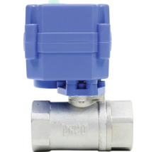 Robinet cu sferă motorizat cu diametru nominal 20 și carcasă din plastic albastru.