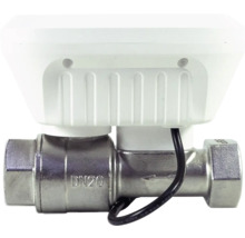 Robinet cu sferă motorizat din metal cu diametru nominal 20, carcasă din plastic alb și cablu negru.