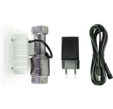 Set senzor de apă compus dintr-o valvă metalică DN20 cu carcasă albă, un adaptor de rețea negru și un cablu de încărcare USB.