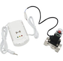 Set detector de gaz cu unitate de control albă, cablu de alimentare și electroventil pentru oprirea automată a gazului.