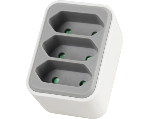 Adaptor triplu pentru prize Euro din plastic de culoare albă și gri.