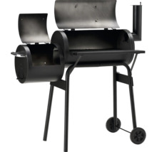 Afumătoare pe cărbuni din oțel negru cu două camere, capace deschise, raft frontal, coș de fum și roți.