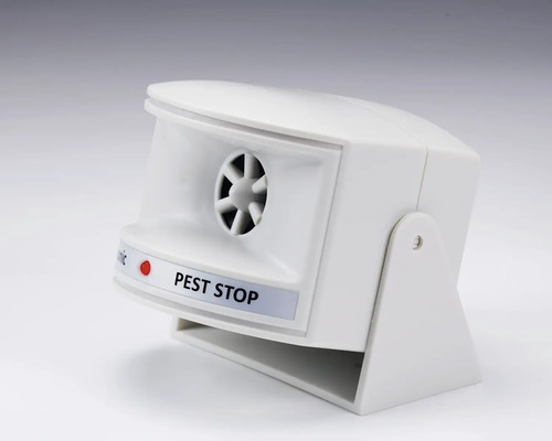 Dispozitiv cu ultrasunete pentru alungarea dăunătorilor Pest Stop cu suport și indicator luminos.