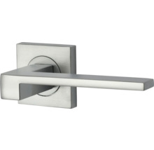 Mâner de ușă modern din oțel inoxidabil periat cu rozetă pătrată.