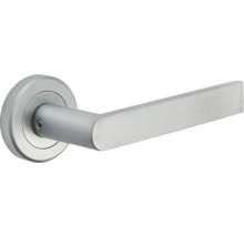 Mâner de ușă modern din oțel inoxidabil cu rozetă rotundă.