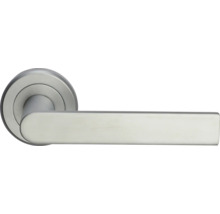 Mâner de ușă modern din oțel inoxidabil cu rozetă rotundă și mâner plat dreptunghiular.