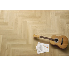 Pardoseală din vinil cu aspect de stejar deschis cu model în spic, o chitară acustică și partituri.