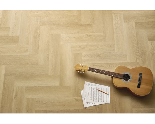 Pardoseală din vinil cu aspect de stejar deschis cu model în spic, o chitară acustică și partituri.