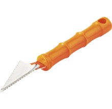 Răzuitor pentru rosturi cu lamă metalică dințată și mâner portocaliu din plastic.