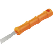 Răzuitoare cu mâner din plastic portocaliu și lamă metalică.