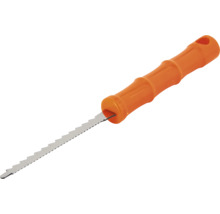 Fierăstrău de mână cu mâner portocaliu din plastic și lamă metalică dințată pentru lemn și gips-carton.