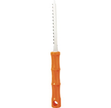 Fierăstrău de mână cu lamă metalică dințată și mâner ergonomic din plastic portocaliu.