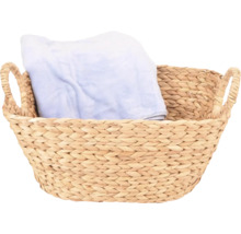 Coș împletit din material natural cu două mânere și o cârpă bleu în interior.
