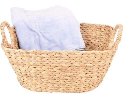Coș împletit din material natural cu două mânere și o cârpă bleu în interior.