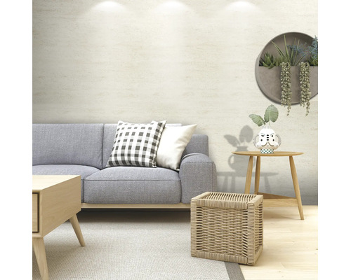 Tapet vlies cu aspect de piatră în bej deschis într-o cameră de zi modernă, cu canapea gri și mobilier din lemn.