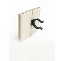 Clemă din plastic negru pentru fixarea accesoriilor pe un panou WPC cu structură celulară.