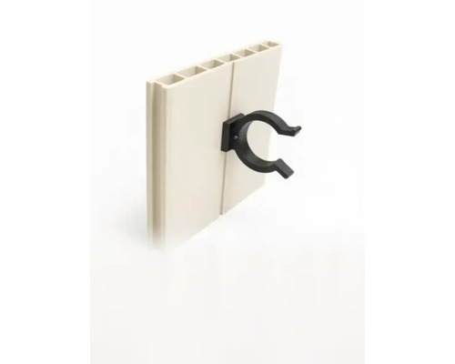 Clemă din plastic negru pentru fixarea accesoriilor pe un panou WPC cu structură celulară.