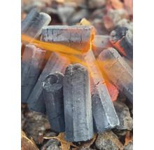 Brichete de grătar hexagonale cu gaură centrală, arzând cu flăcări.