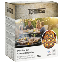 Brichete de cărbune Tenneker Premium, pachet 3 kilograme cu Tenneker Logo, sigilii DIN plus și FSC și imaginea unei familii la grătar.