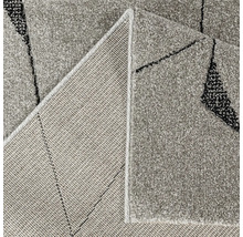 Covor gri cu model abstract, vedere detaliată a firelor și a suportului țesut.