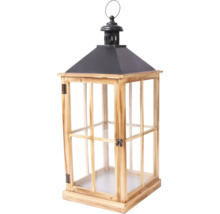 Lanternă din lemn cu acoperiș din metal și inserții de sticlă, carcasă pătrată cu ușă care se închide și mâner tip inel pentru agățare.