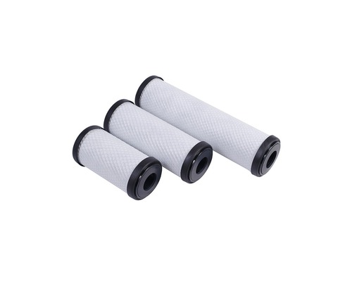 Trei cartușe de filtru de apă de diferite dimensiuni