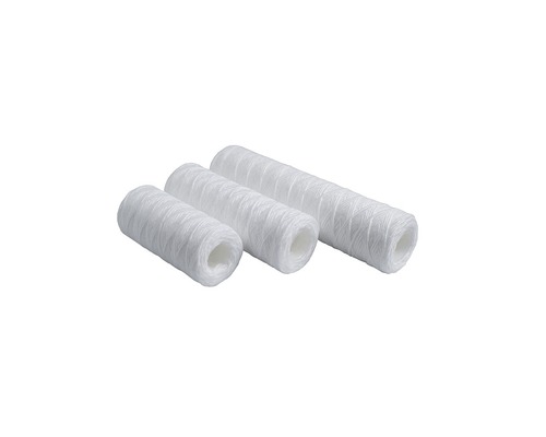 Trei cartușe de filtru de apă de diferite dimensiuni