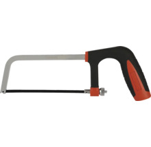 Fierăstrău pentru metal cu mâner ergonomic și pânză montată pentru tăieri precise.