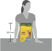 Pachet de hrană pentru pisici Purina Friskies Adult, 1,5 kilograme, cu o înălțime de 322 milimetri, comparat cu o persoană.
