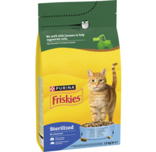 Hrană pentru pisici Purina Friskies Sterilized cu somon și legume, pachet de 1,5 kilograme cu o pisică tigrată și un bol cu granule.