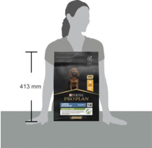 Hrană Purina Pro Plan pentru căței de talie mare atletică cu pui, pachet înalt de 413 milimetri lângă o siluetă.