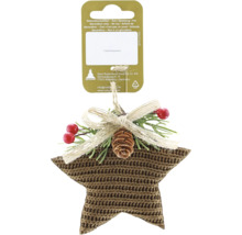 Decorațiune de Crăciun stea din tricot maro cu con de brad, bobițe roșii și fundă din iută.