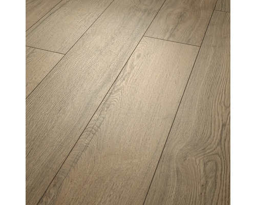 Pardoseală laminată cu decor de stejar, suprafață structurată și nervuri de lemn sesizabile.