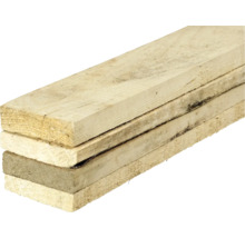 Stivă de patru scânduri din lemn tăiate brut pentru construcții.