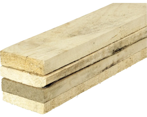 Stivă de patru scânduri din lemn tăiate brut pentru construcții.