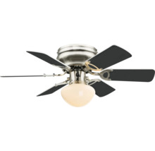Ventilator de tavan cu șase palete și corp de iluminat integrat cu abajur din sticlă.