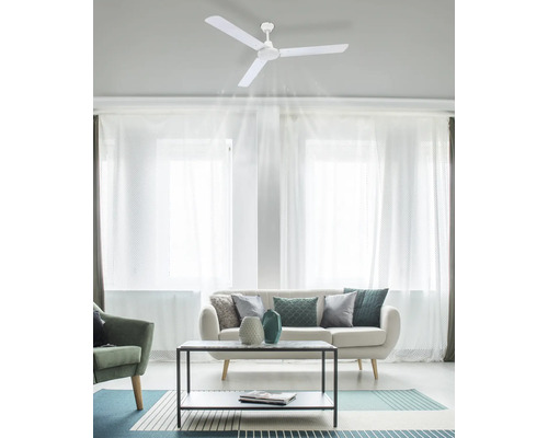 Ventilator de tavan alb cu trei pale într-o cameră de zi luminoasă deasupra unei canapele.