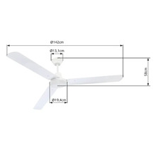 Ventilator de tavan alb cu trei pale. Diametru 142 centimetri, înălțime 58 centimetri, carcasă 19,4 și rozetă 13,1 centimetri.